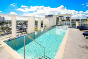 City Oasis Stylish Apt with Gym Rooftop Pool